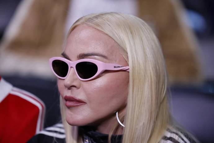 Старушка Мадонна пришла на вечеринку бренда Saint Laurent в футболке с матерной надписью на русском языке