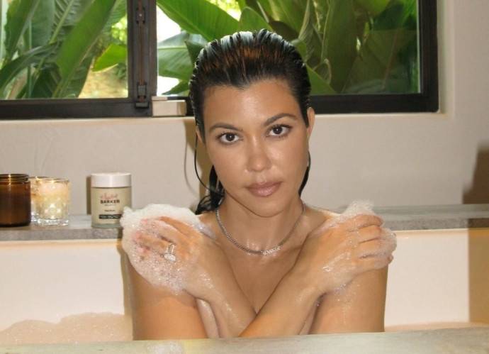 В сети появились фотографии Кортни Кардашьян из ванной без цензуры