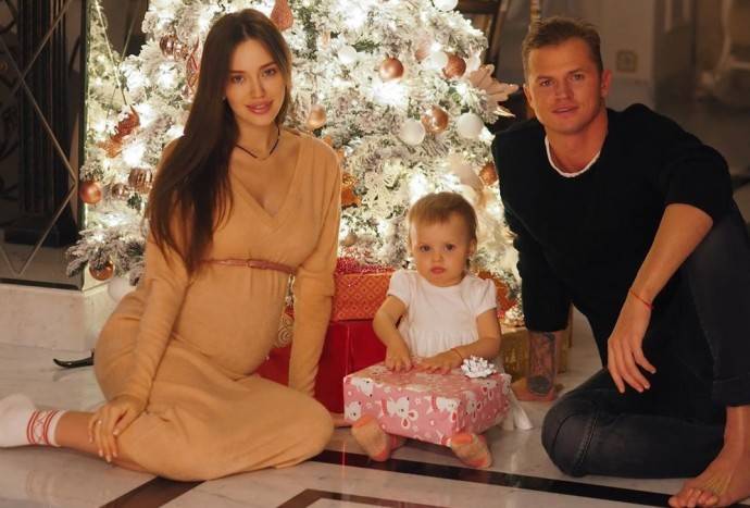 Дмитрий Тарасов продал коттедж и перевозит дочку и беременную Костенко в новый дом