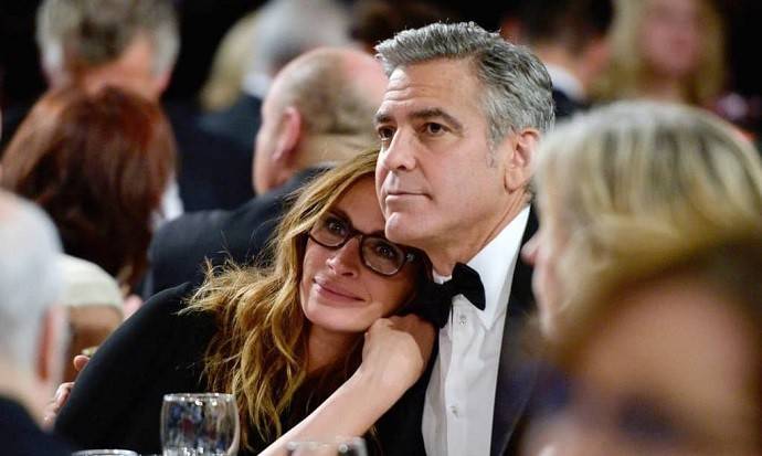 "Похожи на женатую парочку": Джордж Клуни и Джулия Робертс появились на публике под ручку и невероятно сочетались по стилю одежды
