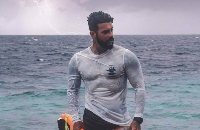 Тимати показал раны после сёрфинга на Мальдивах