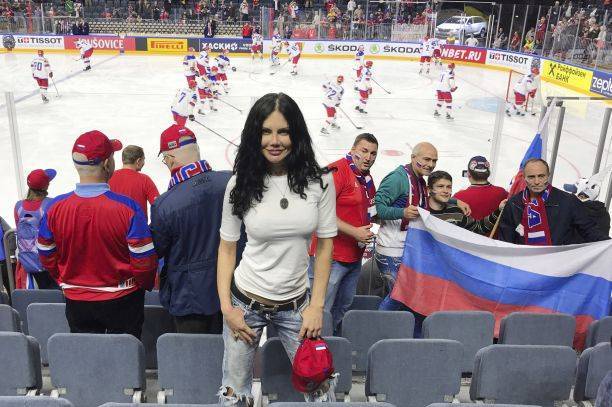 Елена Галицына "оторвалась" с болельщиками на трибунах Чемпионата мира по хоккею