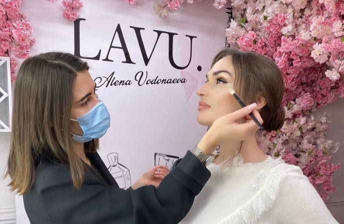 Алена Водонаева закрывает свой салон красоты