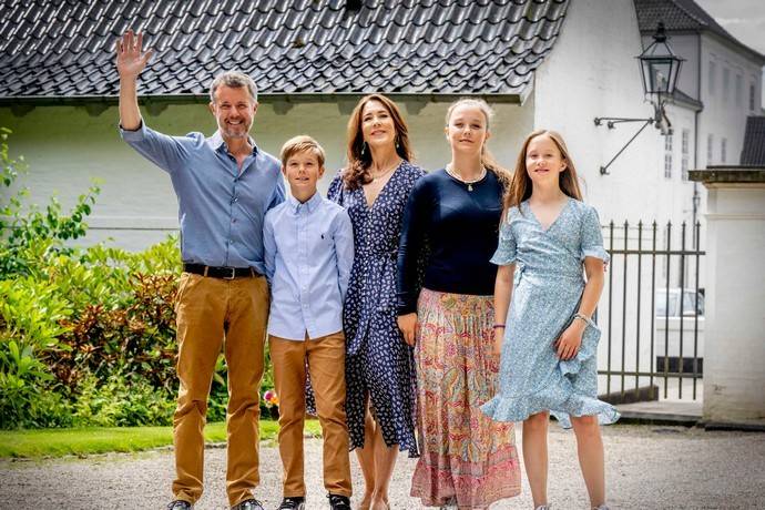 Датская королевская семья отказалась от роскоши в пользу сельской одежды