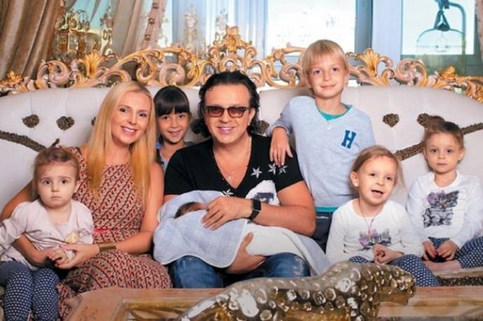 "Алименты в размере 21 тысячи. На всех": Рома Жуков требует от жены, родившей ему семерых детей, отчитываться о тратах