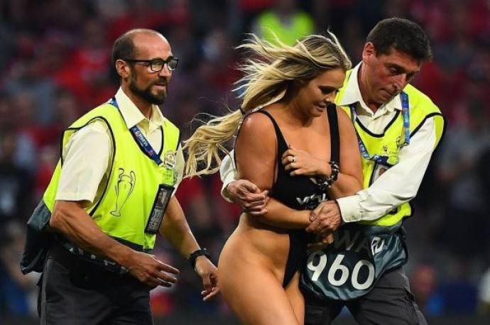 В случае с полуголой моделью Кинси Волански, выбежавшей на поле во время финала Лиги чемпионов, обнаружился «русский след»