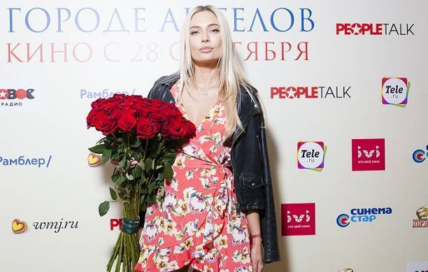 На премьеру фильма Наталья Рудова пришла в соблазнительно коротком платье