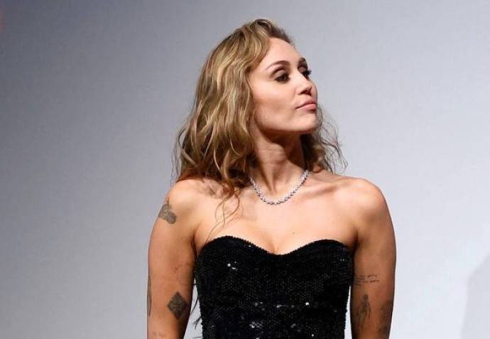 Майли Сайрус похвасталась внушительным обручальным колечком