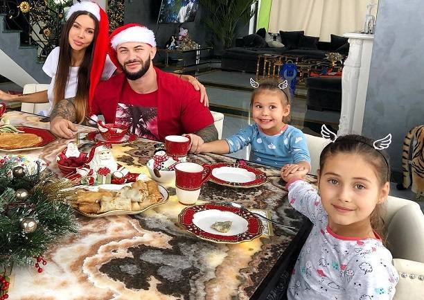 Оксана Самойлова преподнесла детям на Новый год шокирующий подарок