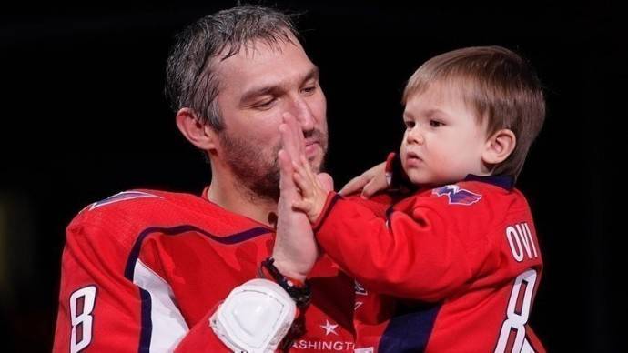 2-летний сын Александра Овечкина и Анастасии Шубской показал фокусы с шайбой
