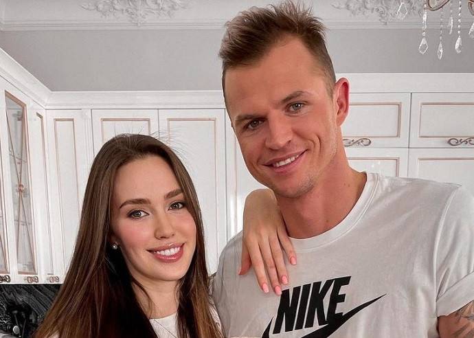 Анастасия Костенко решила наладить отношения с 14-летней дочерью Дмитрия Тарасова от первого брака