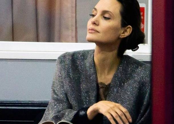 Изящество в каждом движении: папарацци представили новые фото Анджелины Джоли