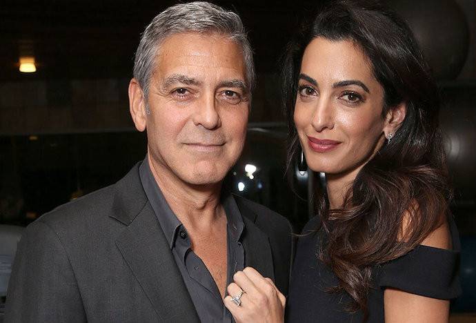 Папарацци запечатлели 62-летнего Джорджа Клуни вместе с женой и детьми на отдыхе в Италии
