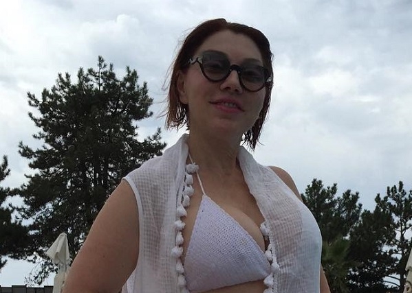 Роза Сябитова вновь похвасталась роскошной грудью, и спрятала жуткую татуировку