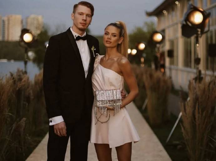В честь годовщины свадьбы Никита Пресняков и Алёна Краснова в дерзком платье сделали странные татуировки и устроили гулянку на даче Аллы Пугачевой