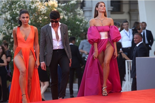 На Венецианском кинофестивале разразился скандал из-за отсутствия нижнего белья на двух итальянских моделях (фото)