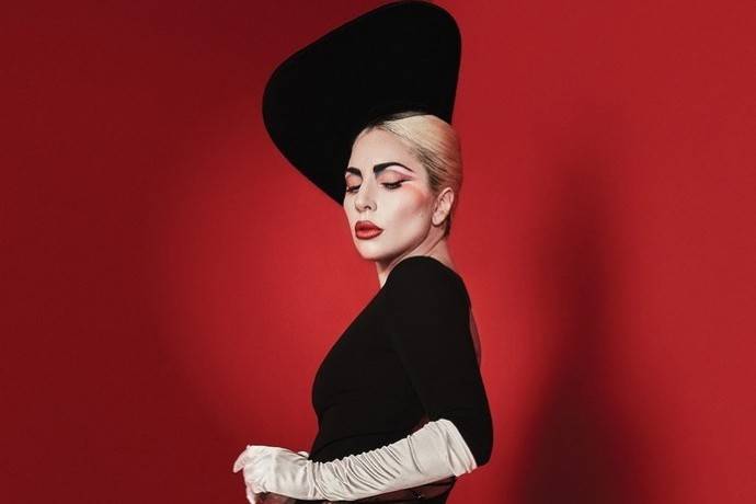 Леди Гага в дырявых чулках появилась на гламурной вечеринке Dom Perignon