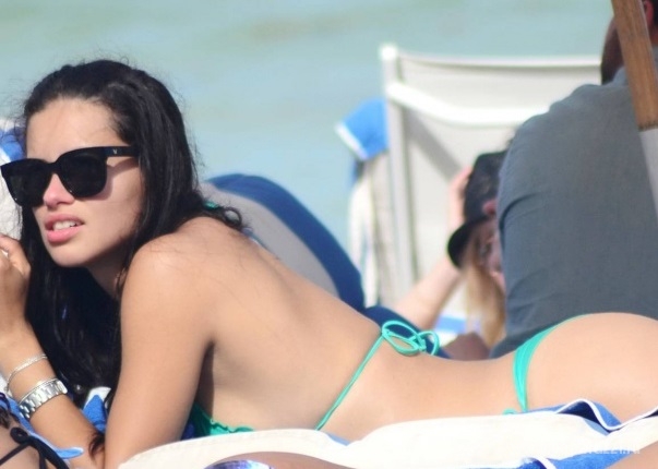 Адриана Лима отдохнула в одиночестве на пляже в бикини
