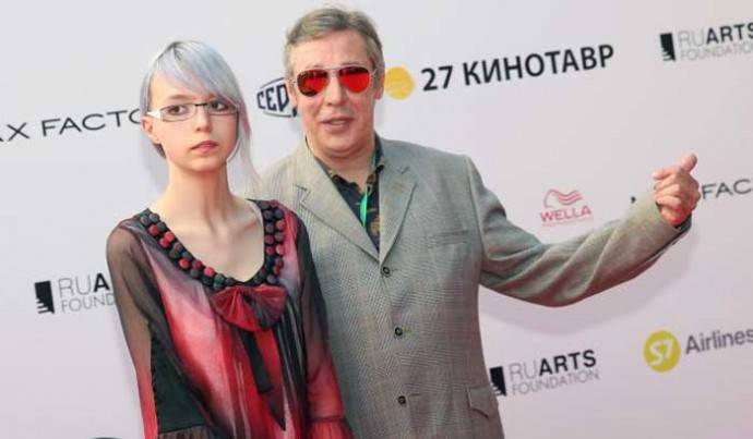 "В отце я разочарован": Дочь Михаила Ефремова отреагировала на смерть водителя, пострадавшего в аварии
