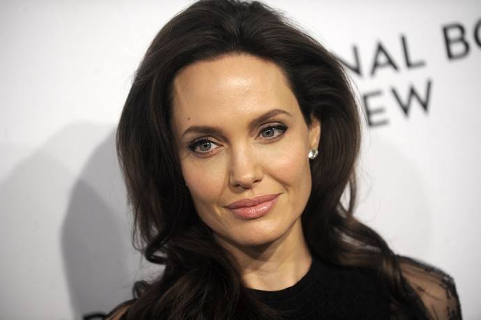 «Она очень альфа-активна»: Анджелина Джоли развлекается с мужчинами в гостиничных номерах под прикрытием