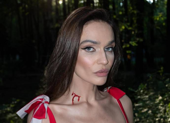 Алена Водонаева пожаловалась на проблемы после «голой вечеринки» Ивлеевой и поделилась кадрами новой фотосессии в образе Красной Шапочки