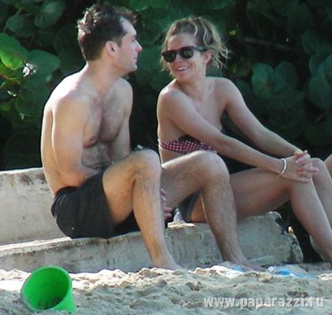 Джуд Лоу и Сиенна Миллер расслабились на пляже
