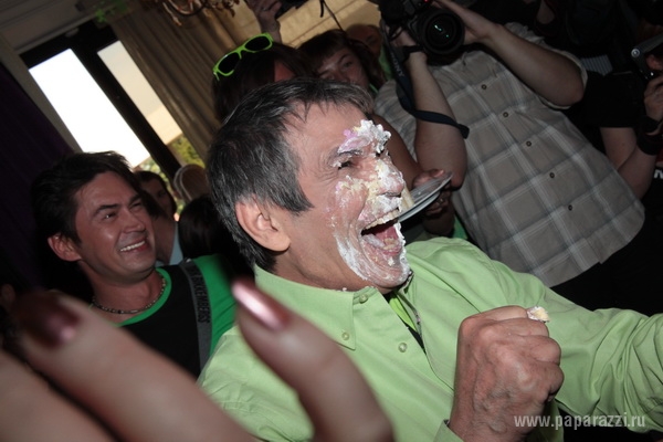 Бари Алибасов ударил в торт лицом