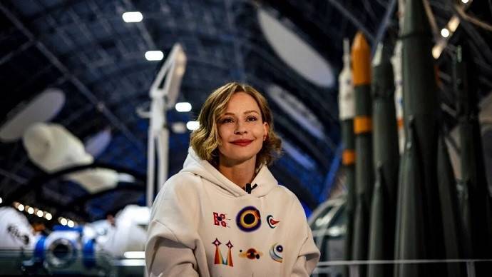 «Я там выгляжу лучше, чем на Земле»: актриса Юлия Пересильд раскрыла секреты красоты в космосе