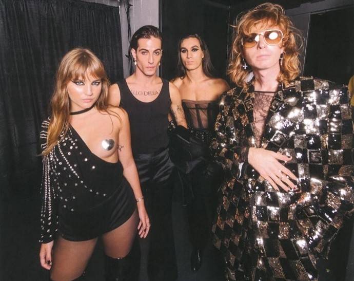 Во время выступления Maneskin на MTV Video Music Awards  Дамиано Давид крутил на сцене голым задом в стрингах, а басистка Виктория Де Анджелис обнажила грудь