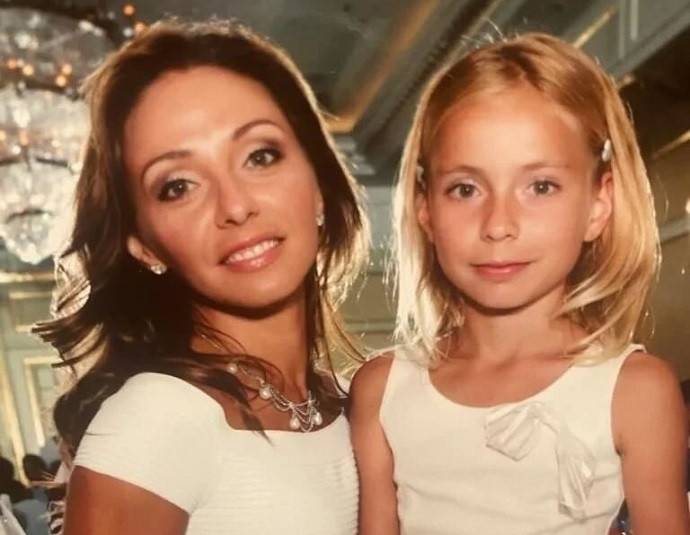 Татьяна Навка выложила редкие семейные снимки и показала, как менялась с годами ее старшая дочь от фигуриста Жулина