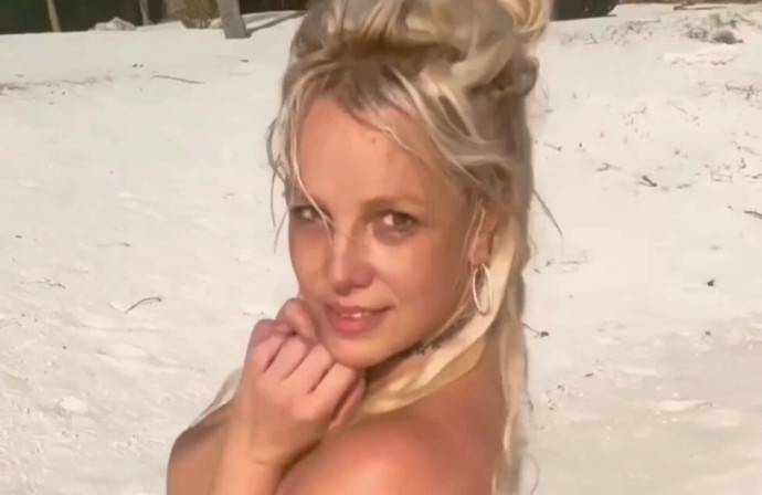 Бритни Спирс решила доказать, что её обнаженные фото с пляжа реальные, опубликовав видео