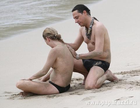 Кейт Мосс показала грудь на пляже