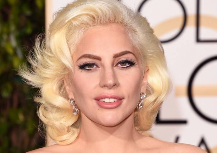Леди Гага показала фигуру в купальнике на террасе своего дома