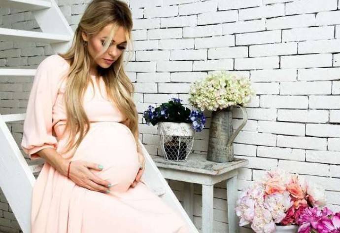 Первое апреля: Анна Хилькевич и Наталья Рудова объявили о беременности, а Саша Зверева призналась, что ждет двойню
