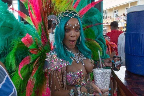 Рианна засветила папарацци интимное место на Барбадосе