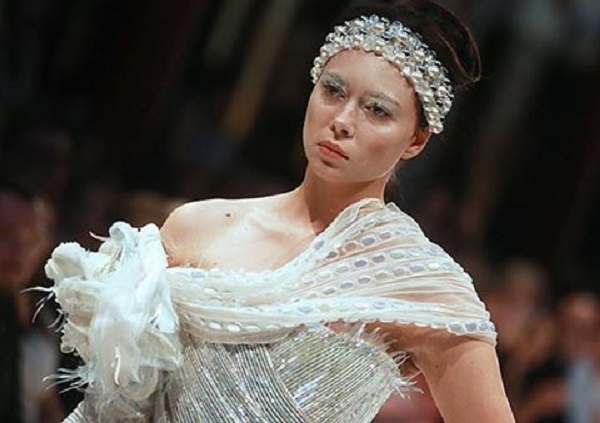 Настасья Самбурская прошлась по подиуму в роли модели в платье от Валентина Юдашкина 