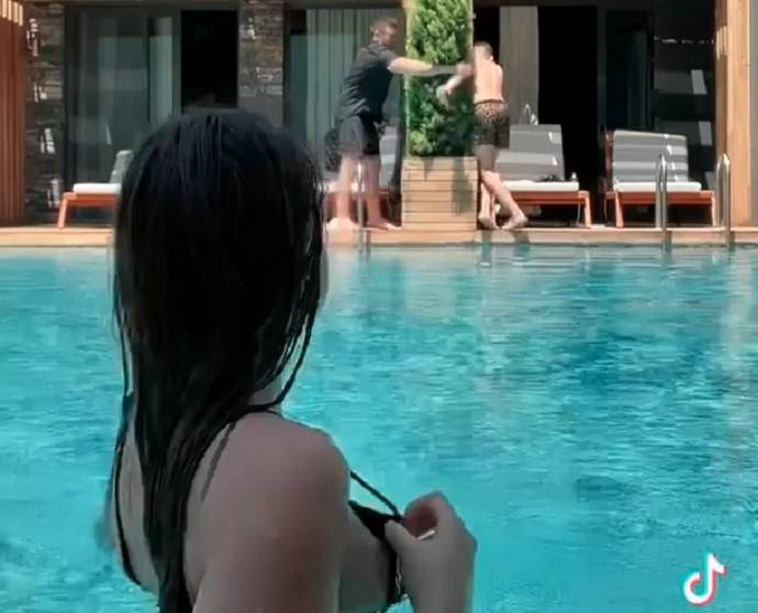 «Снимаешь такая sexy ТикТоки…»: невеста Моргенштерна Дилара засветила грудь в бассейне