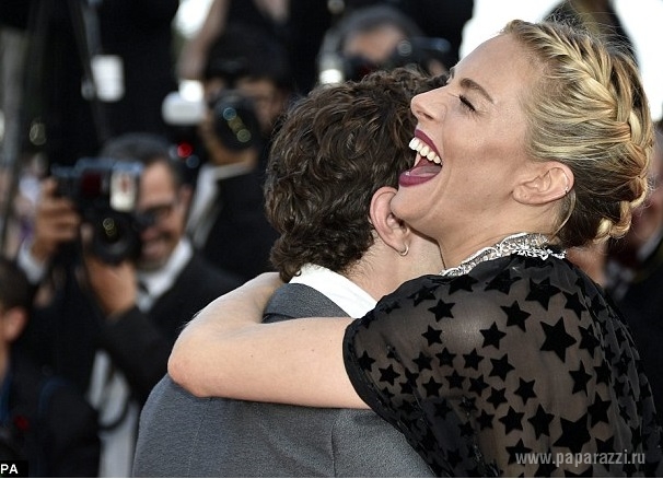 Папарацци удивило странное поведение Сиенны Миллер на красной дорожке Каннского кинофестиваля
