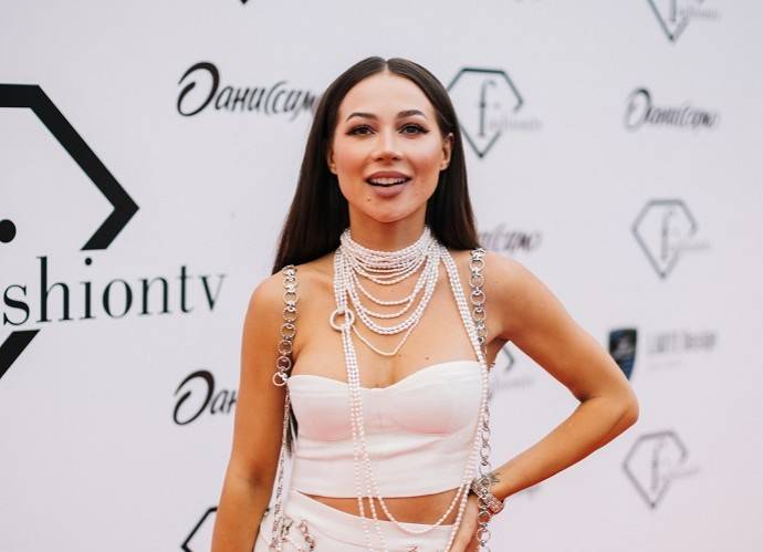 Дерзко, но элегантно: блогер Валерия Чекалина появилась на премии телеканала Fashion TV Russia «Fashion Summer Awards 2021» в белоснежном наряде