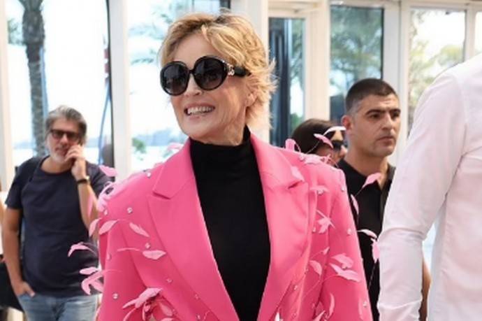Шэрон Стоун в розовых перьях сделала сенсационное заявление об оплате труда в Голливуде и о своём наследстве
