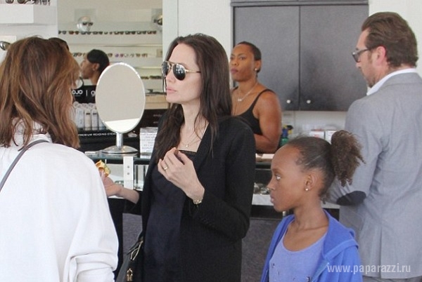У Анджелины Джоли начались проблемы со зрением