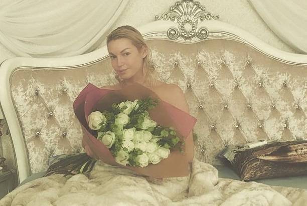 Анастасия Волочкова продолжила свою эротическую постельную фотосессию