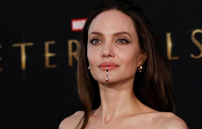 «Что она сделала со своим лицом?!»: пользователи Сети раскритиковали внешность Анджелины Джоли на новых фото папарацци 
