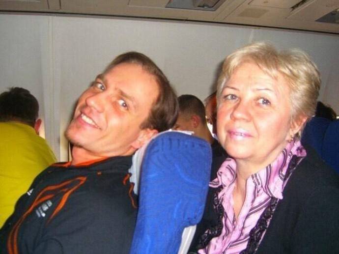 «Только на него могла опереться»: мама Романа Костомарова дала первый комментарий после ампутации ног спортсмена