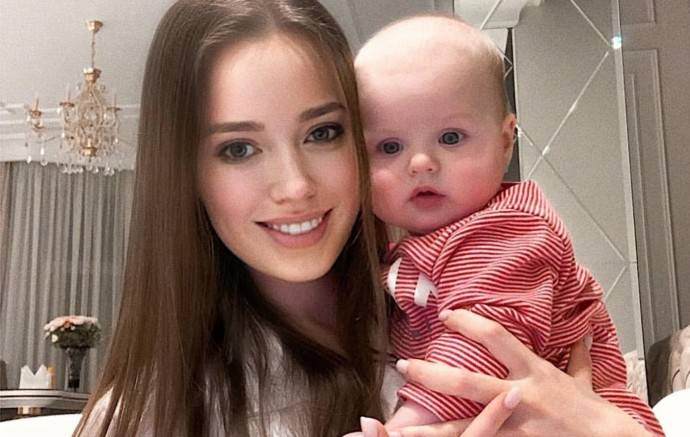 Анастасии Костенко трудно посещать с новорождённой дочкой салоны красоты. Но видимо приходится?