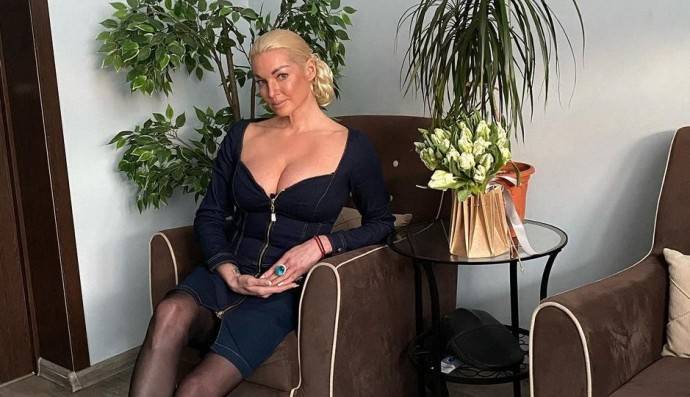 Полуголая Анастасия Волочкова, стоя рядом с иконой, объяснила почему сильно похудела