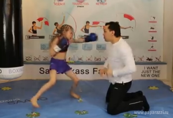 В сети набирает популярность видео 7-летней боксерки