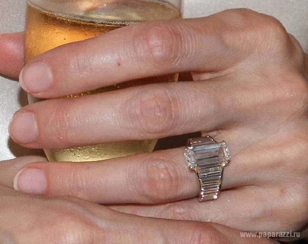 Анджелина Джоли похвасталась обручальным кольцом от Брэда Питта