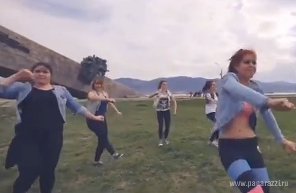 Новороссийские юные танцовщицы записали откровенный ролик на фоне мемориала ВОВ
