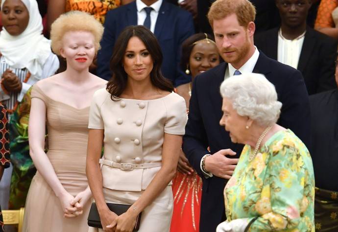 "Вся семья опечалена": Королева Елизавета официально ответила на скандальное интервью Меган Маркл и принца Гарри